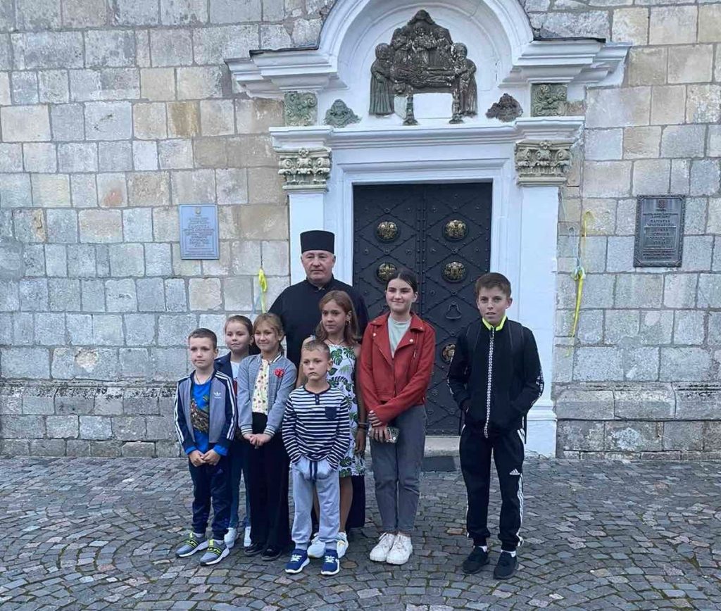 «Зігрій воїна-захисника»: у Крилосі зібрали понад 40 тисяч гривень на печі-буржуйки для військових