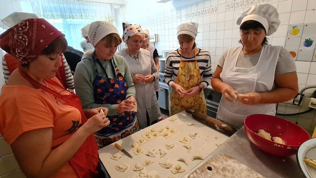 Як ґаздині зі Снятина підгодовують наших бійців "бойовим" печивом та іншими смаколиками