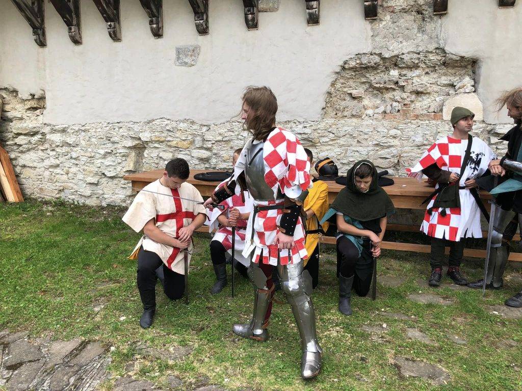 В Галицькому замку,історична реконструкція,посвята у лицарі