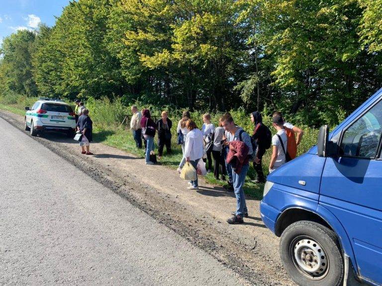 На Франківщині посадовці "Укртрансбезпеки" вже вдруге за місяць зупинили одного і того ж нелегального перевізника - пасажири змушені були добиратися додому пішки