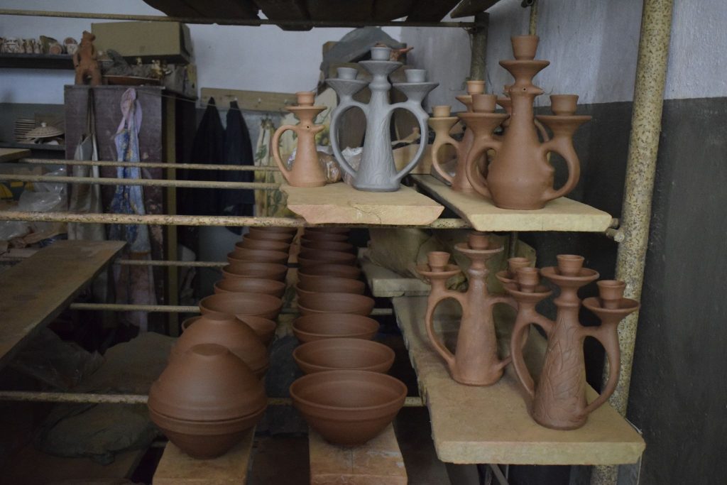 Від посуду і до кахелю: як виготовляють всесвітньо відому Косівську кераміку