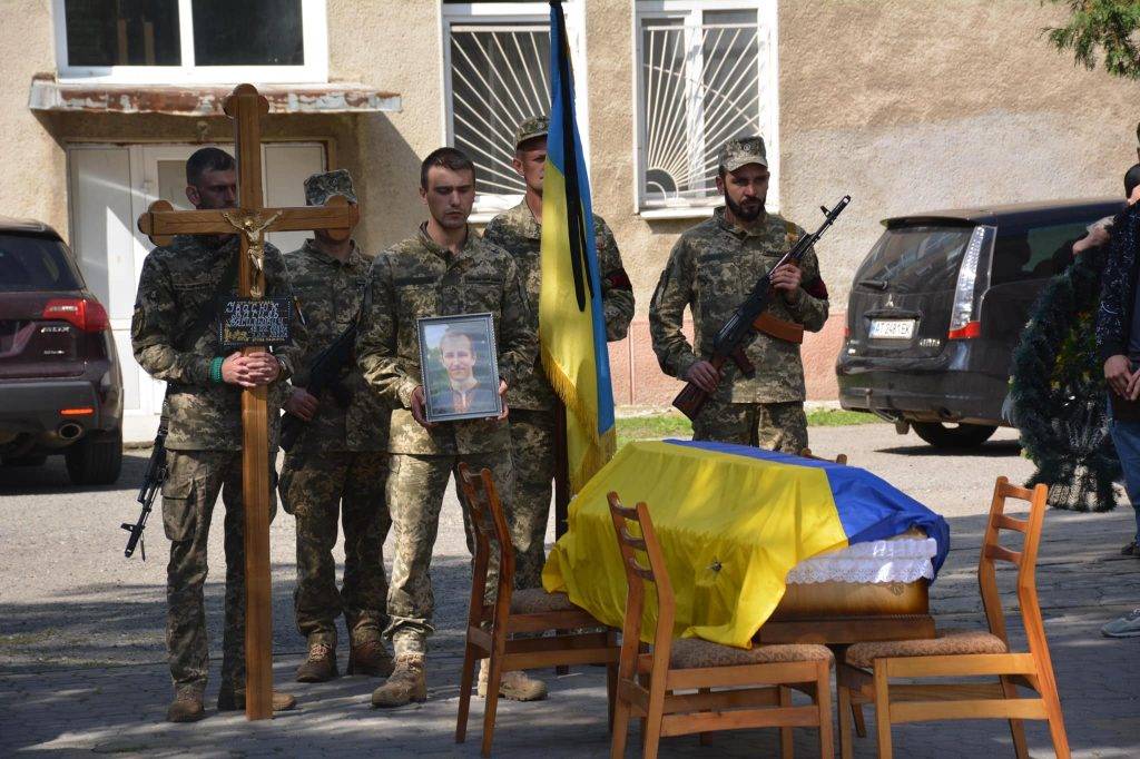 Надвірнянщина зі сльозами на очах попрощалася з полеглим воїном Василем Івасюком