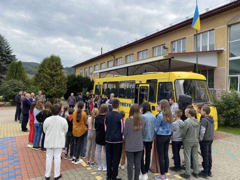 Яремчанські школярі отримали три новенькі шкільні автобуси