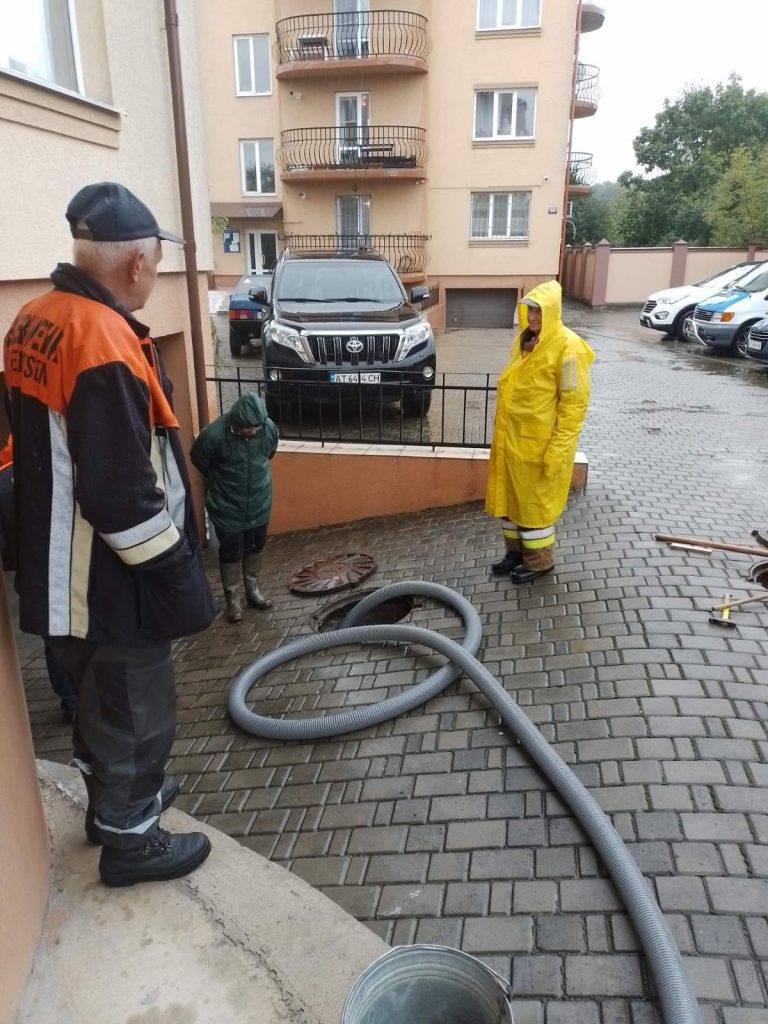 Сильний вітер у Франківську повалив дерево на автомобіль