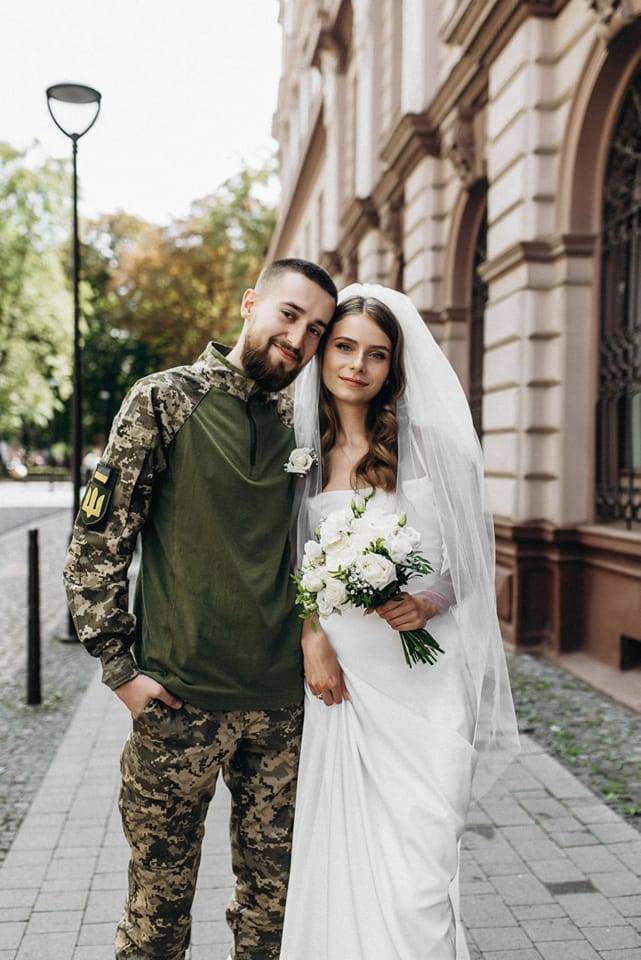 У Франківську військовослужбовець одружився зі своєю обраницею