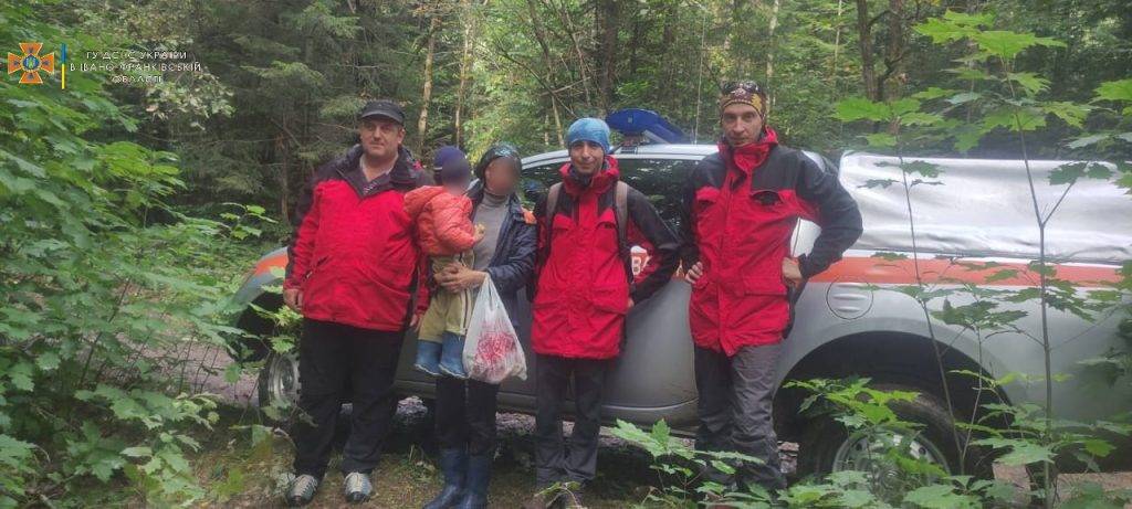 У лісі на Долинщині заблукала жінка з 4-річною дитиною - допомогли рятувальники