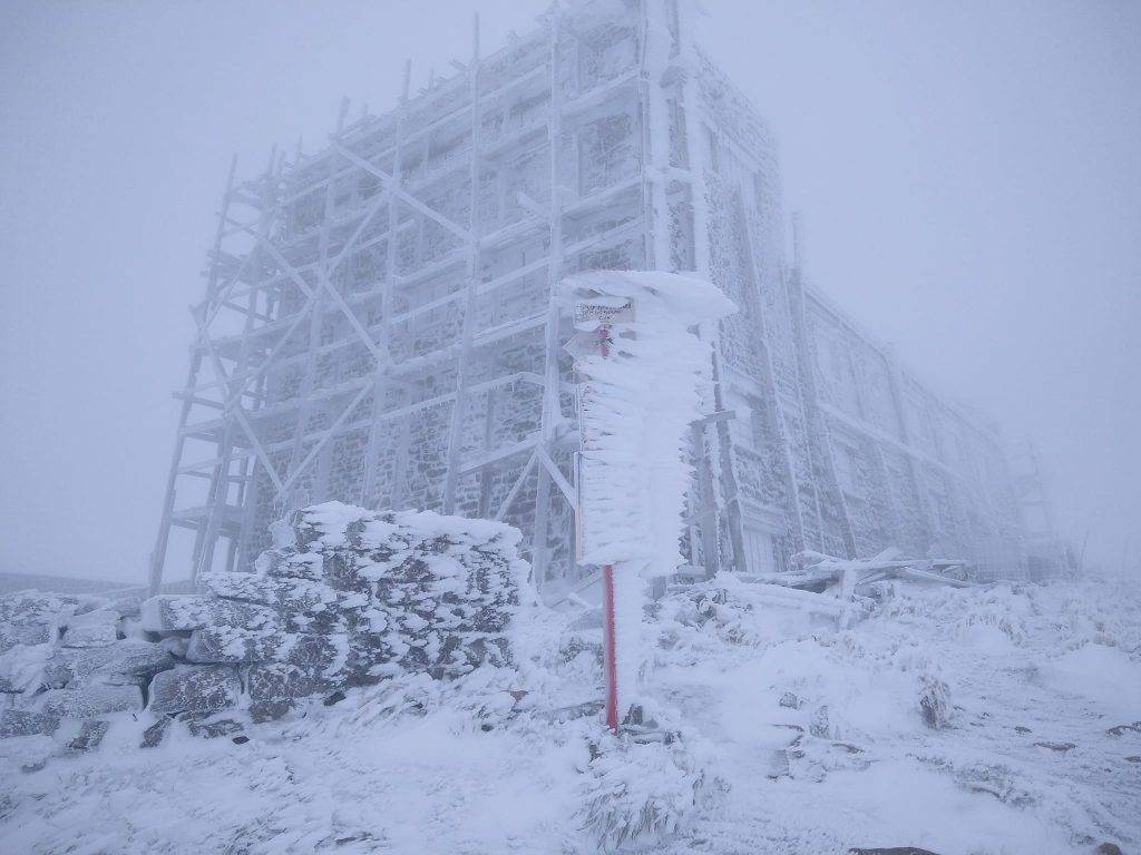 Високогір'я Карпат приморозило, падає сніг: видимість на Піп Іван обмежена