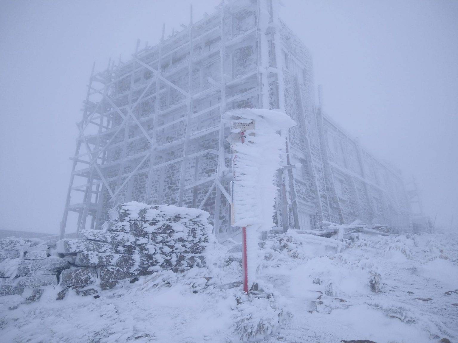 Високогір'я Карпат приморозило, падає сніг: видимість на Піп Іван обмежена