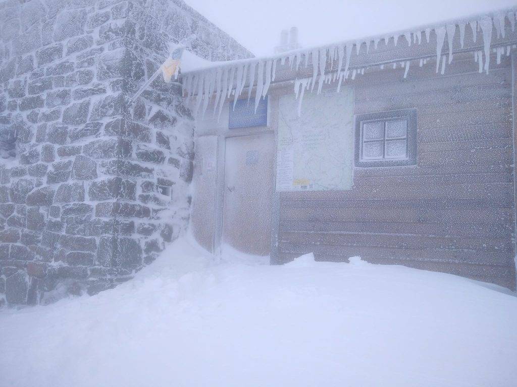 Високогір'я Карпат приморозило, падає сніг: видимість на Піп Іван обмежена