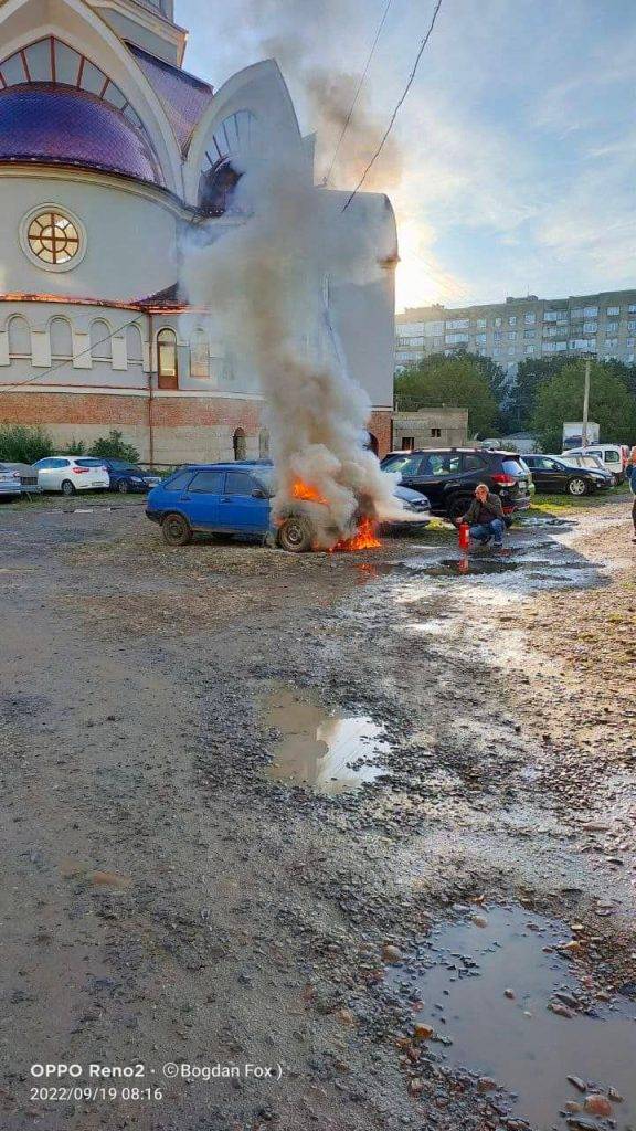 У Франківську на стоянці загорівся автомобіль