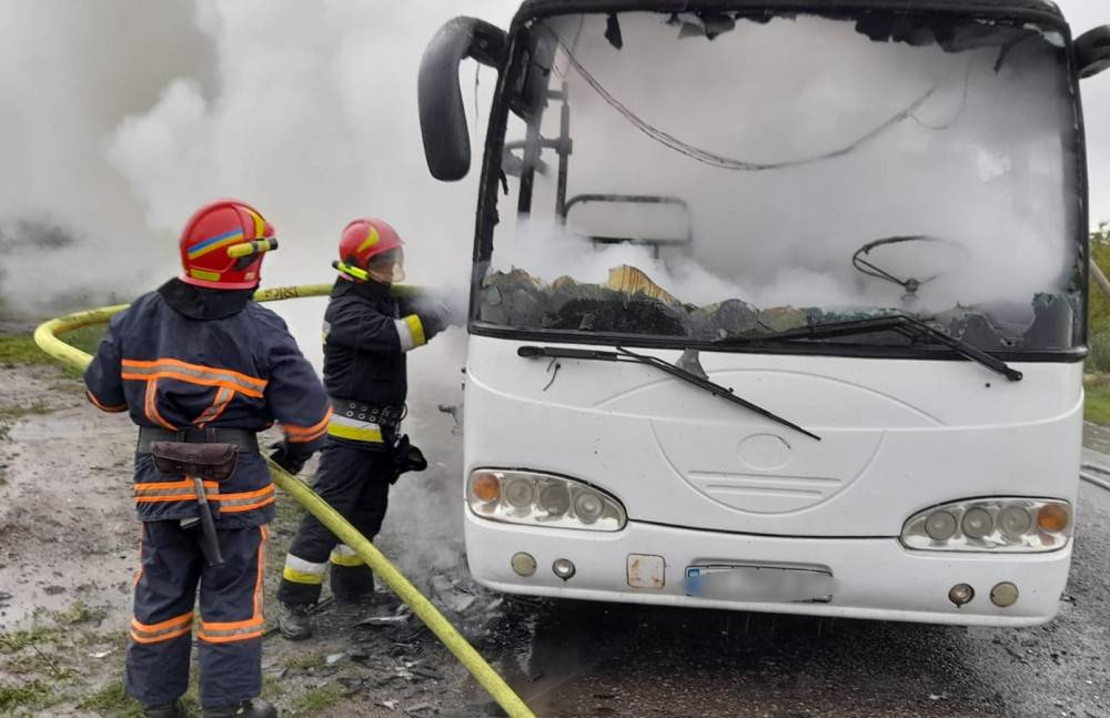 На Франківщині під час руху загорівся автобус