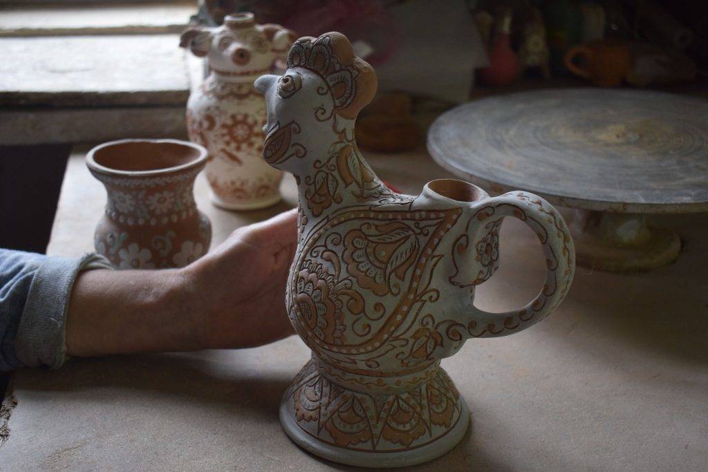 Від посуду і до кахелю: як виготовляють всесвітньо відому Косівську кераміку