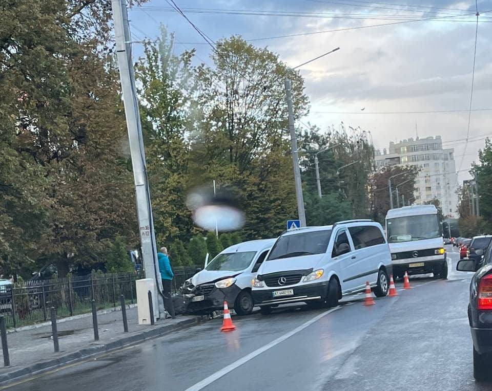 У Франківську на Мазепи сталась ДТП: на місці працює поліція