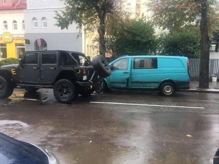 У Франківську не розминулися бус та позашляховик