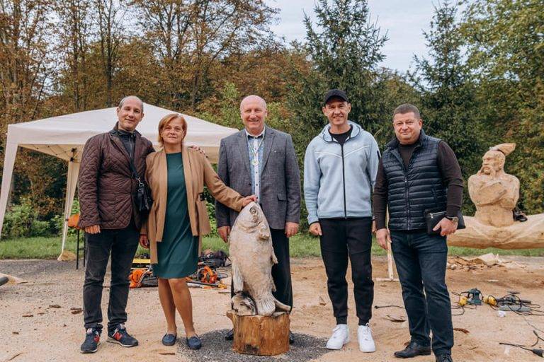 "Швидка різьба": у Бурштині відбувся фестиваль дерев'яних скульптур