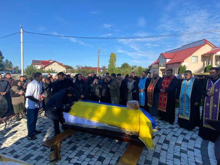 На Городенківщині на колінах зустріли полеглого Героя Віталія Палюха