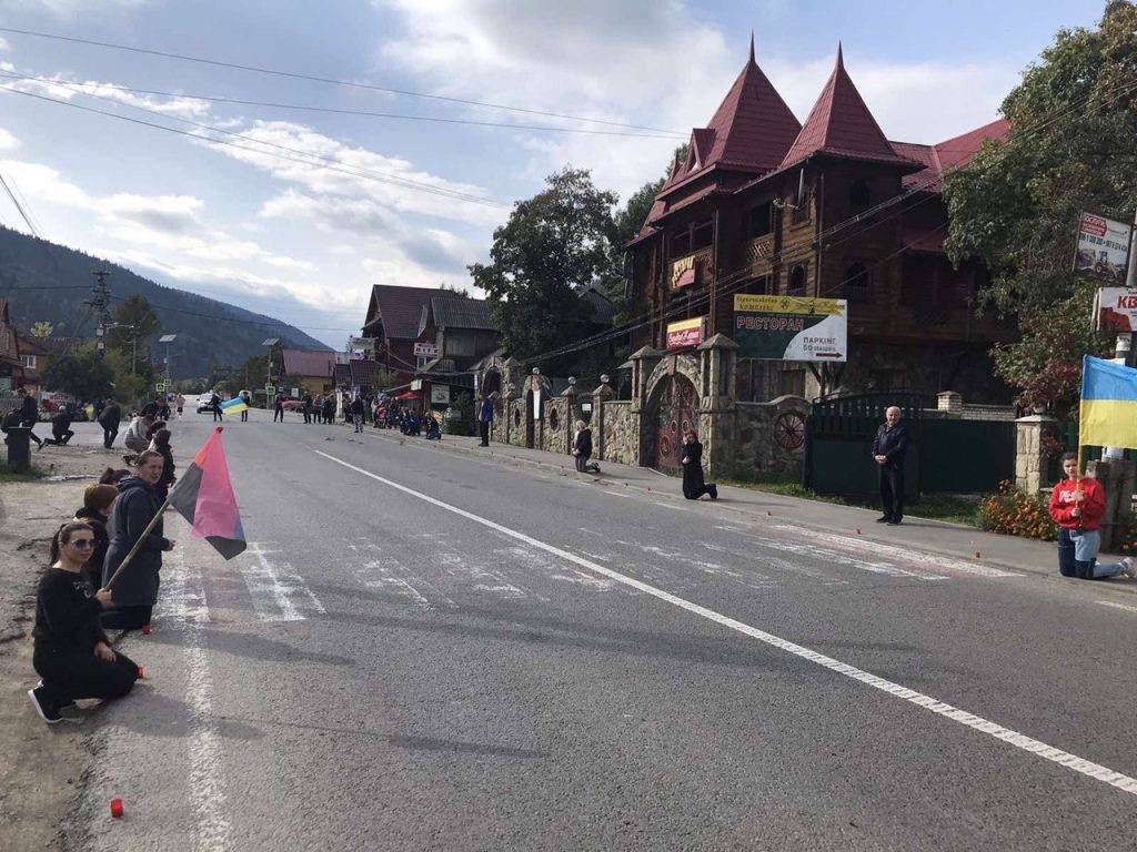 У Ворохті на колінах попрощалися з полеглим Героєм Юрієм Доброцьким