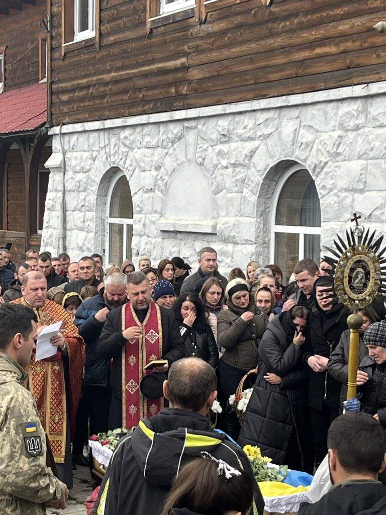 У Ворохті на колінах попрощалися з полеглим Героєм Юрієм Доброцьким