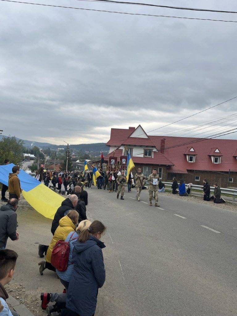 У Ворохті на колінах попрощалися з полеглим Героєм Юрієм Доброцьким