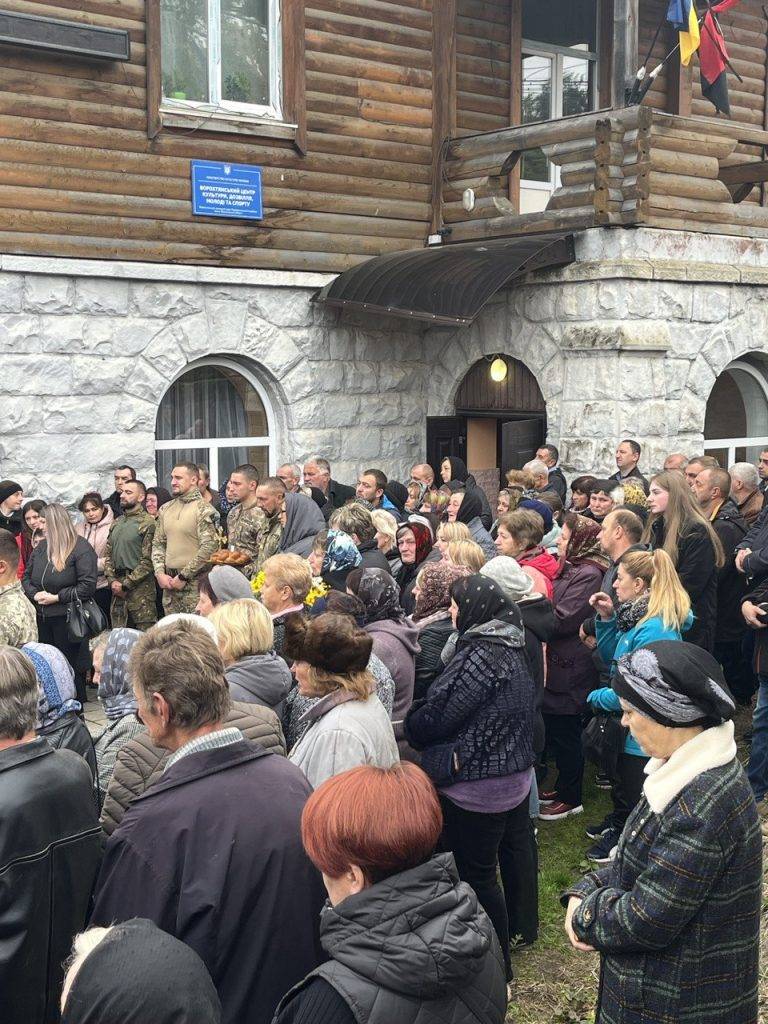 У Ворохті на колінах попрощалися з полеглим Героєм Юрієм Доброцьким