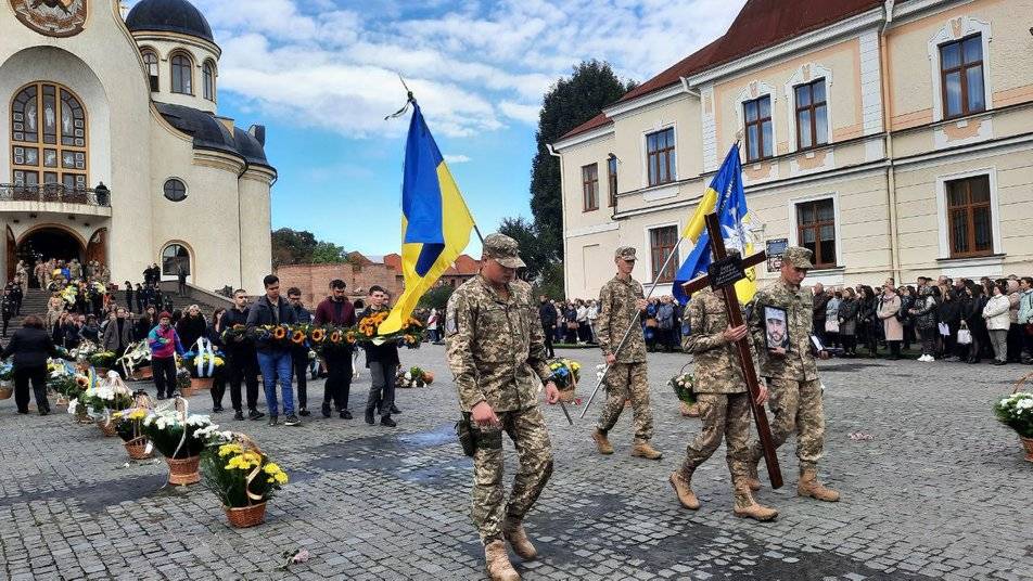 На Франківщині сотні людей прощалися із загиблим бійцем "десятки" Любомиром Бордуном