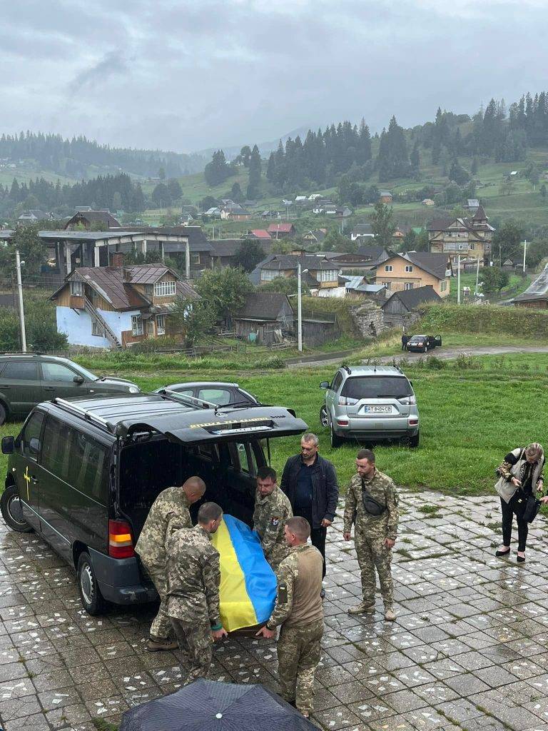 У Ворохті попрощалися із загиблим Героєм Михайлом Петрочком