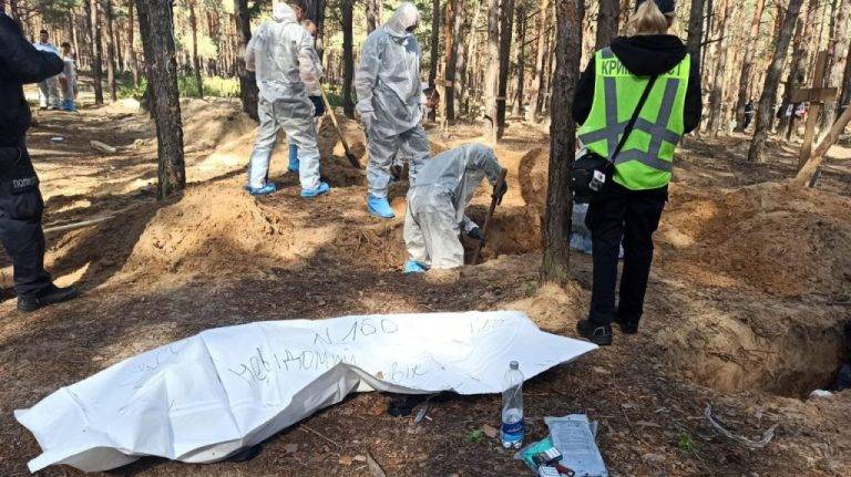 В Ізюмі на місці масового поховання ексгумували вже 427 тіл, з них 5 дитячих, - поліція