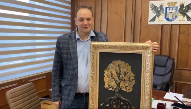 Мер Франківська віддав на благодійний аукціон картину, створену з монет 15 країн світу