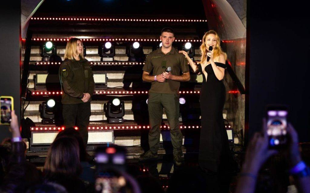 Зіркова франківчанка Тіна Кароль на концерті допомогла військовому освідчитися коханій,Тіна Кароль,освідчення у коханні