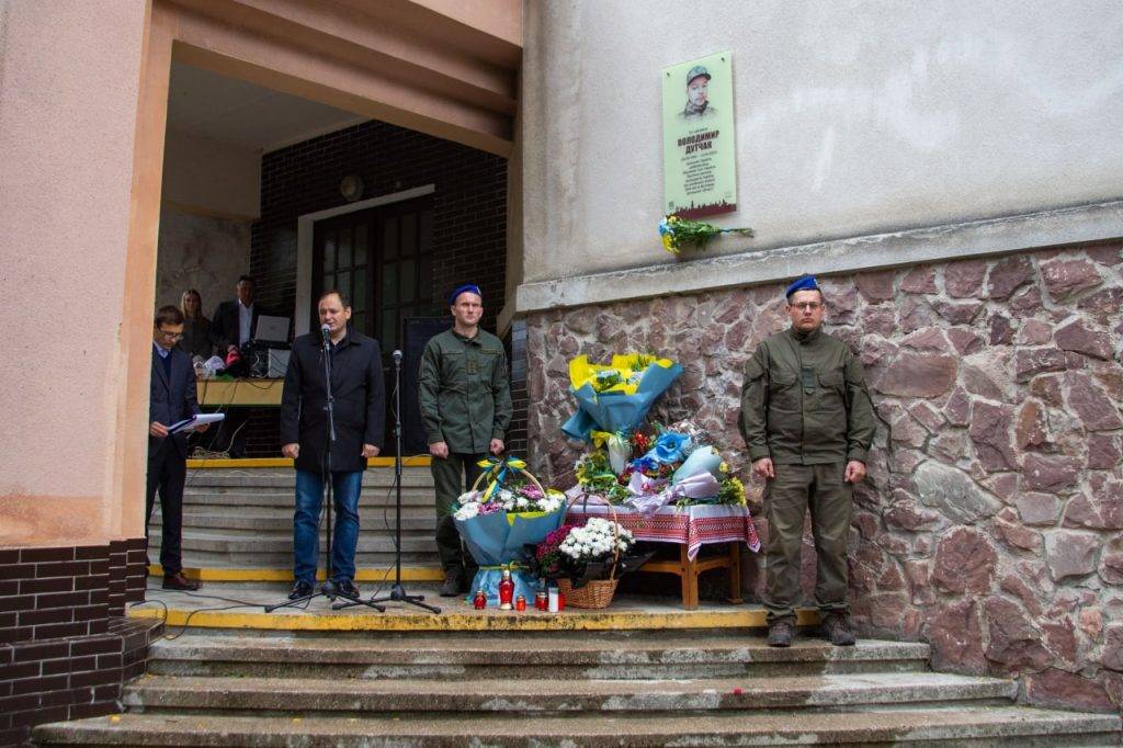 У Франківську відкрили пам'ятну дошку добровольцю ЗСУ Володимиру Дутчаку