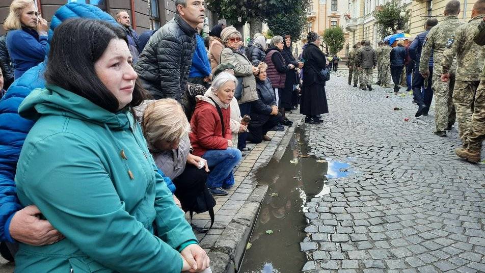 На Франківщині сотні людей прощалися із загиблим бійцем "десятки" Любомиром Бордуном