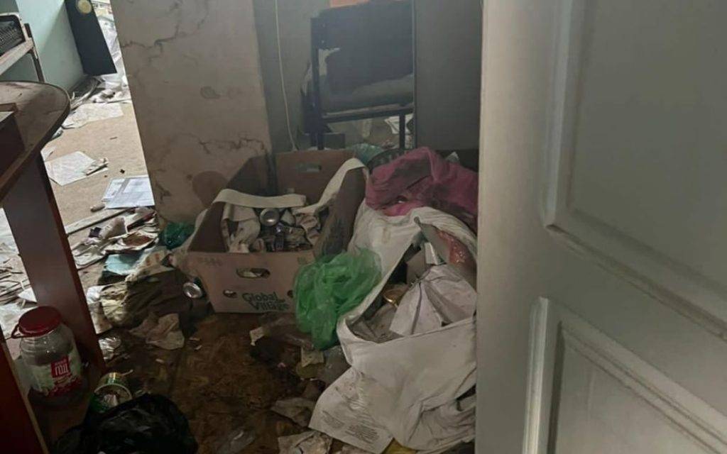 Розтрощені приміщення та загиджені речі: як жили окупанти на Харківщині