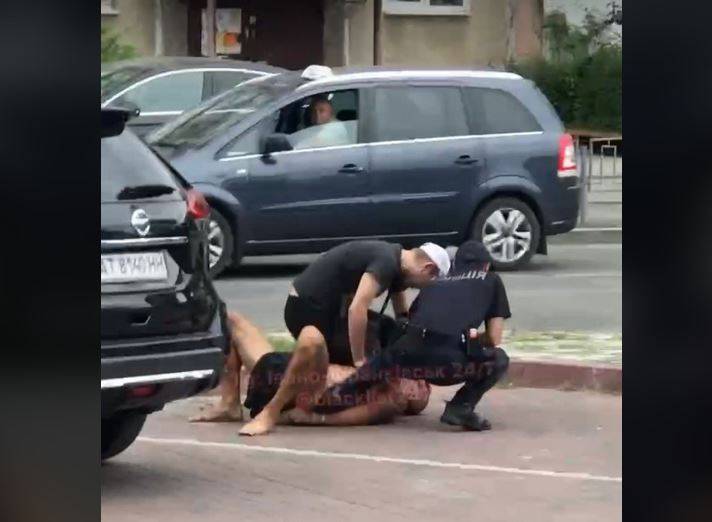 У Івано-Франківську голий чоловік стрибав по автомобілях ФОТО, ВІДЕО