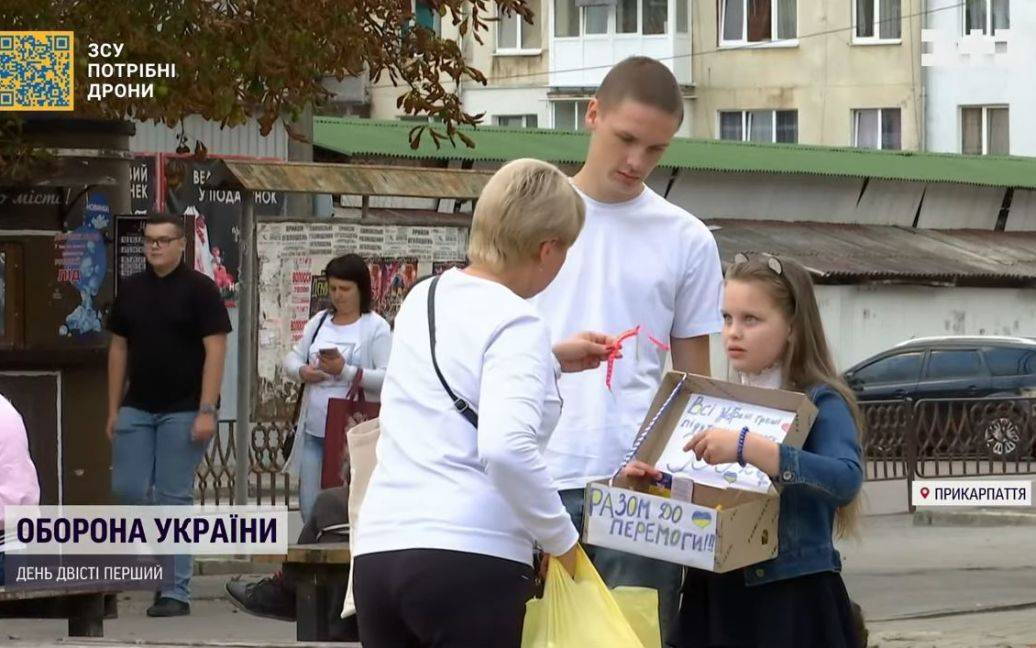 У Калуші 8-річна дівчинка-переселенка, попри скруту в сім’ї, допомагає ЗСУ