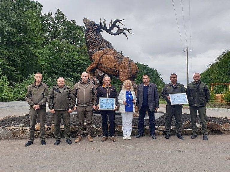 Найбільшу в Україні дерев’яну скульптуру вирізав прикарпатський скульптор