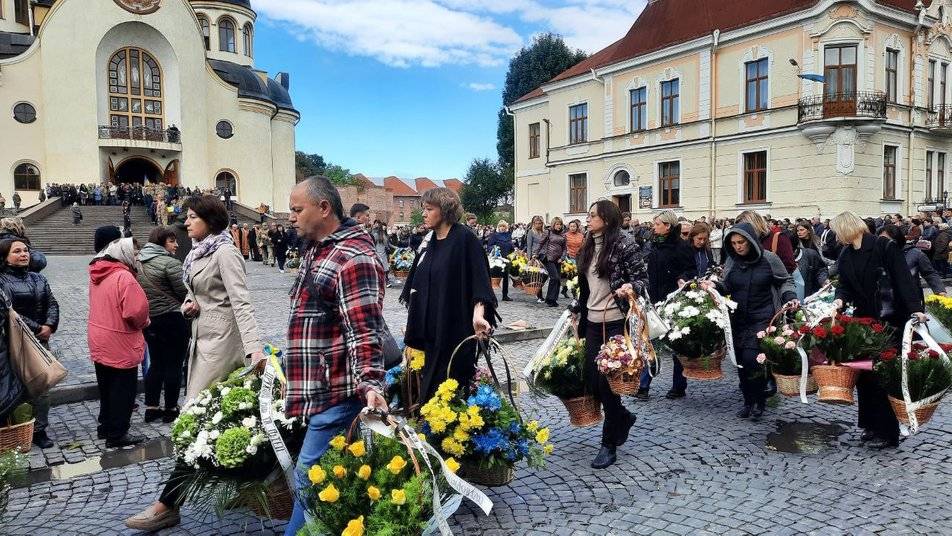 На Франківщині сотні людей прощалися із загиблим бійцем "десятки" Любомиром Бордуном