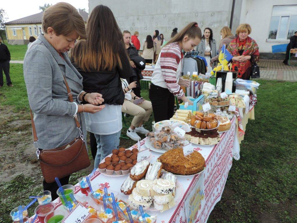 На Франківщина громада на благодійному ярмарку зібрала більше 100 тисяч для ЗСУ