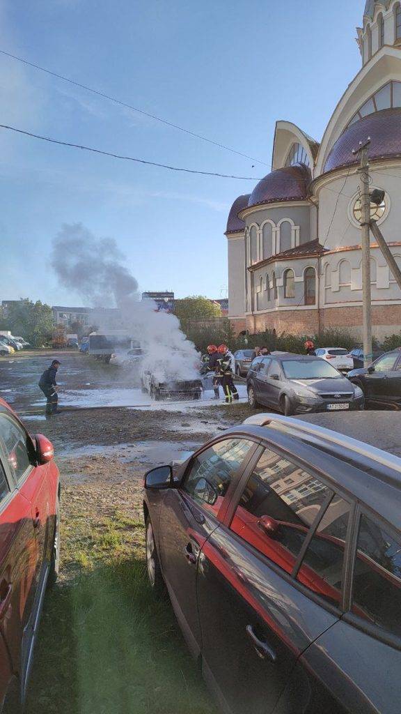 У Франківську на стоянці загорівся автомобіль