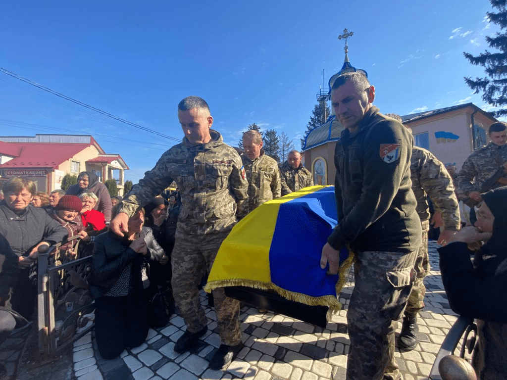 На Городенківщині на колінах зустріли полеглого Героя Віталія Палюха