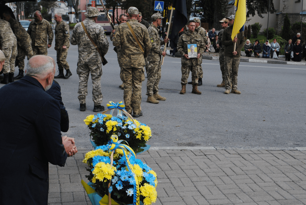 На Рогатинщині прощаються з Героєм Юрієм Мокрійчуком, який загинув під час артилерійського обстрілу