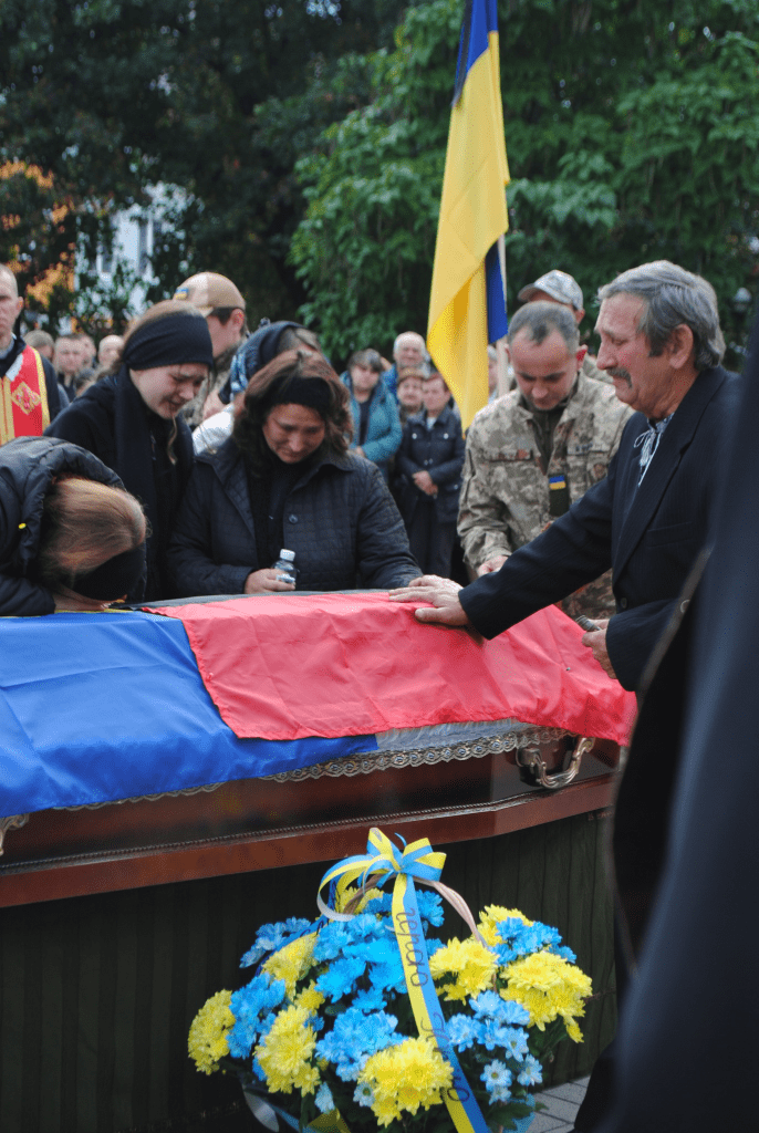 На Рогатинщині прощаються з Героєм Юрієм Мокрійчуком, який загинув під час артилерійського обстрілу