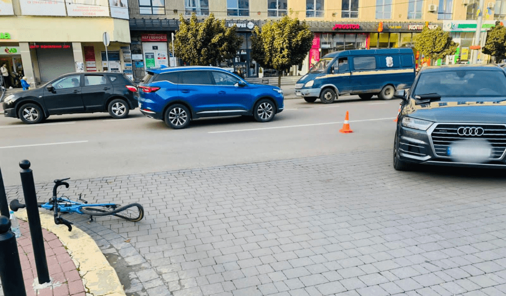 У Франківську під колеса автомобіля потрапив велосипедист: чоловік у лікарні