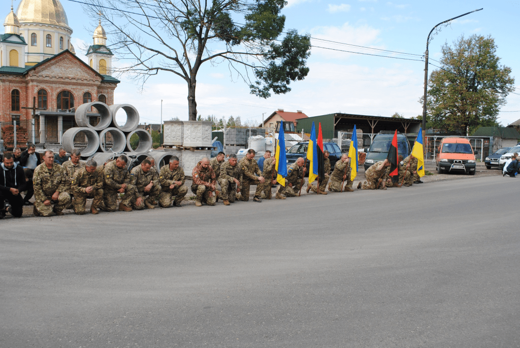 Прикарпатці на колінах зустріли тіла двох загиблих захисників ФОТО, ВІДЕО