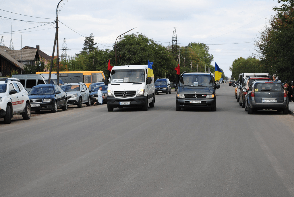 Прикарпатці на колінах зустріли тіла двох загиблих захисників ФОТО, ВІДЕО