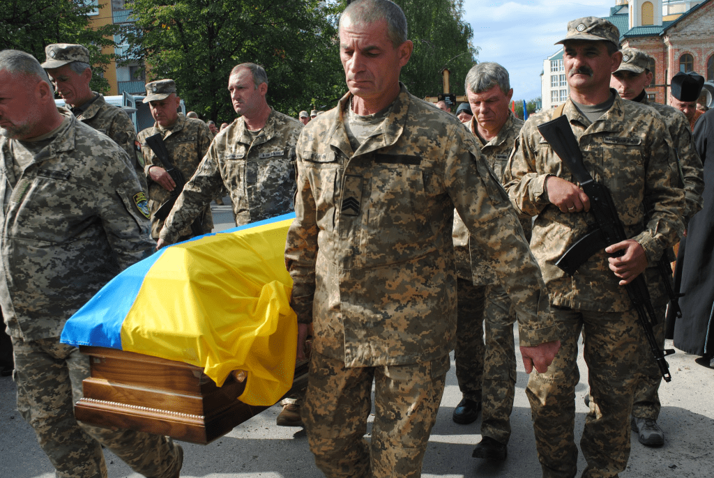 Прикарпатці на колінах зустріли тіла двох загиблих захисників ФОТО, ВІДЕО