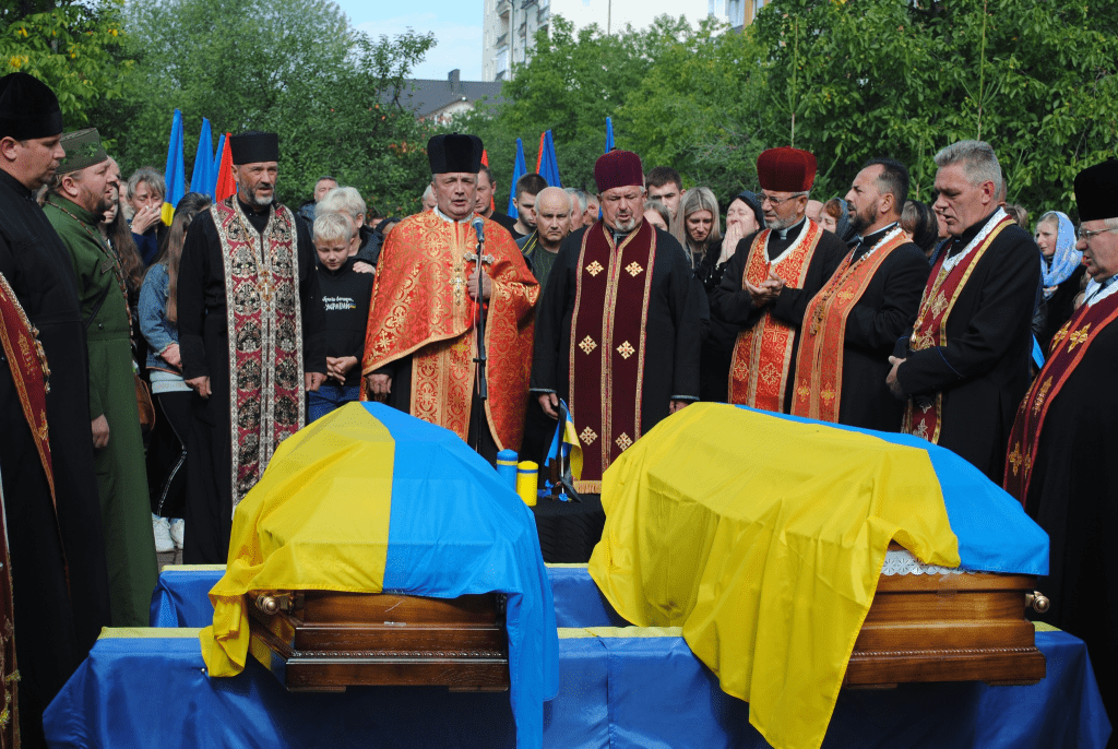 Прикарпатці на колінах зустріли тіла двох загиблих захисників ФОТО, ВІДЕО