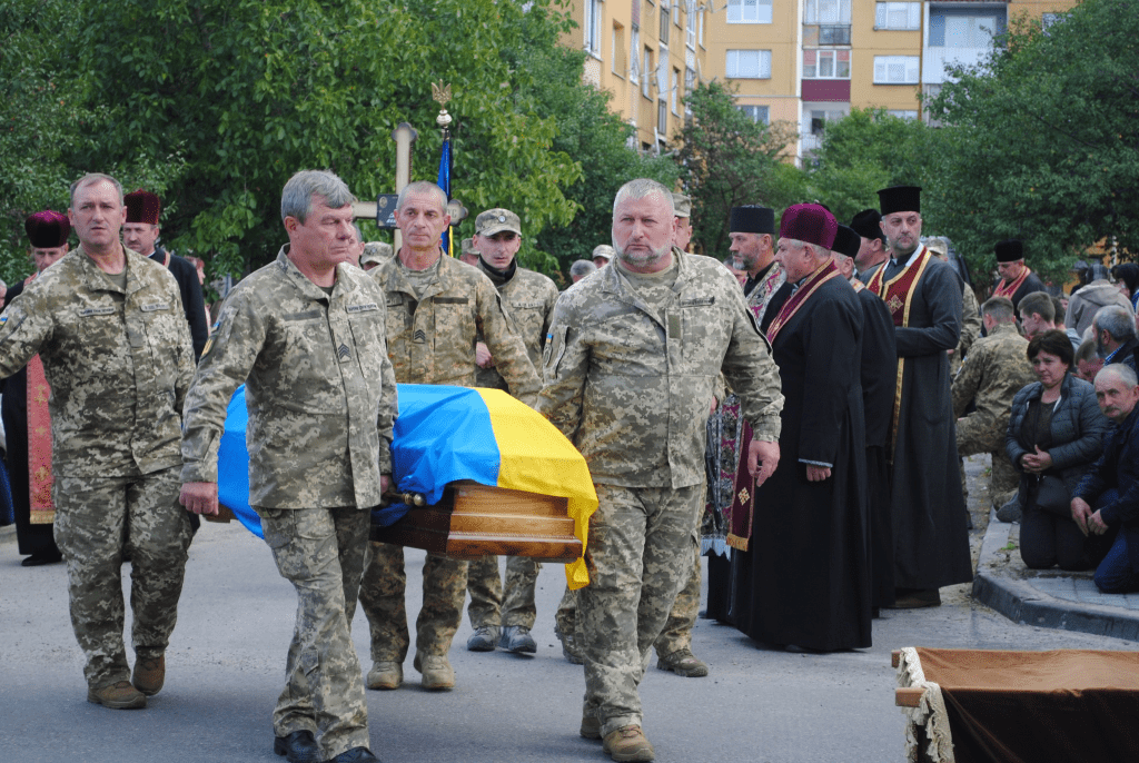 Прикарпатці на колінах зустріли тіла двох загиблих захисників ФОТО, ВІДЕО