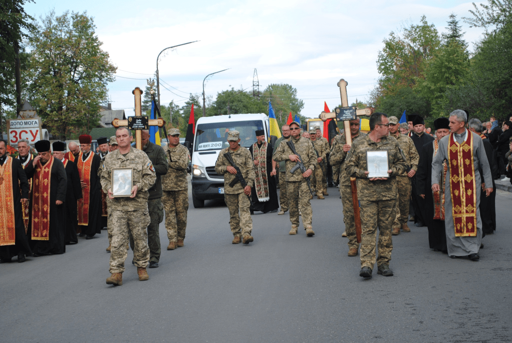 Прикарпатці на колінах зустріли тіла двох загиблих захисників ФОТО, ВІДЕО