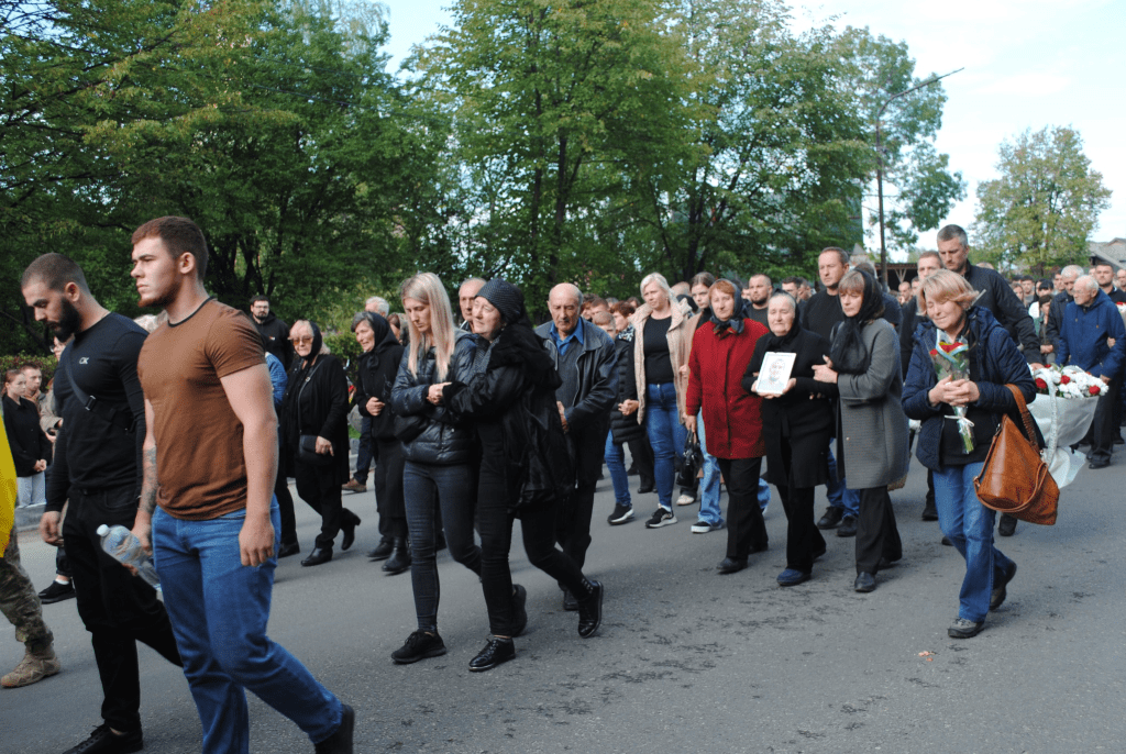 Прикарпатці на колінах зустріли тіла двох загиблих захисників ФОТО, ВІДЕО