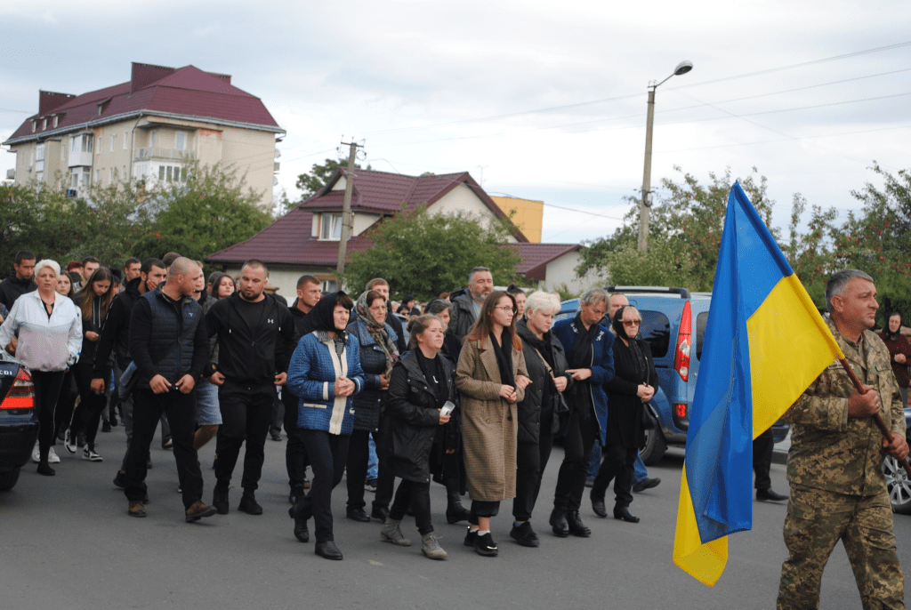 Прикарпатці на колінах зустріли тіла двох загиблих захисників ФОТО, ВІДЕО